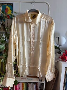 Le fleur scalloped satin dress shirt NWT